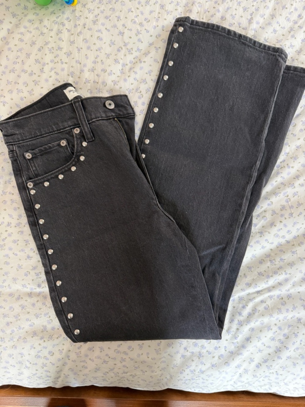 Abercrombie 90s relaxed Jean high rise baggy- 24” short - never worn